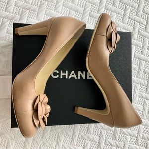 Vintage Chanel beige Camelia pumps